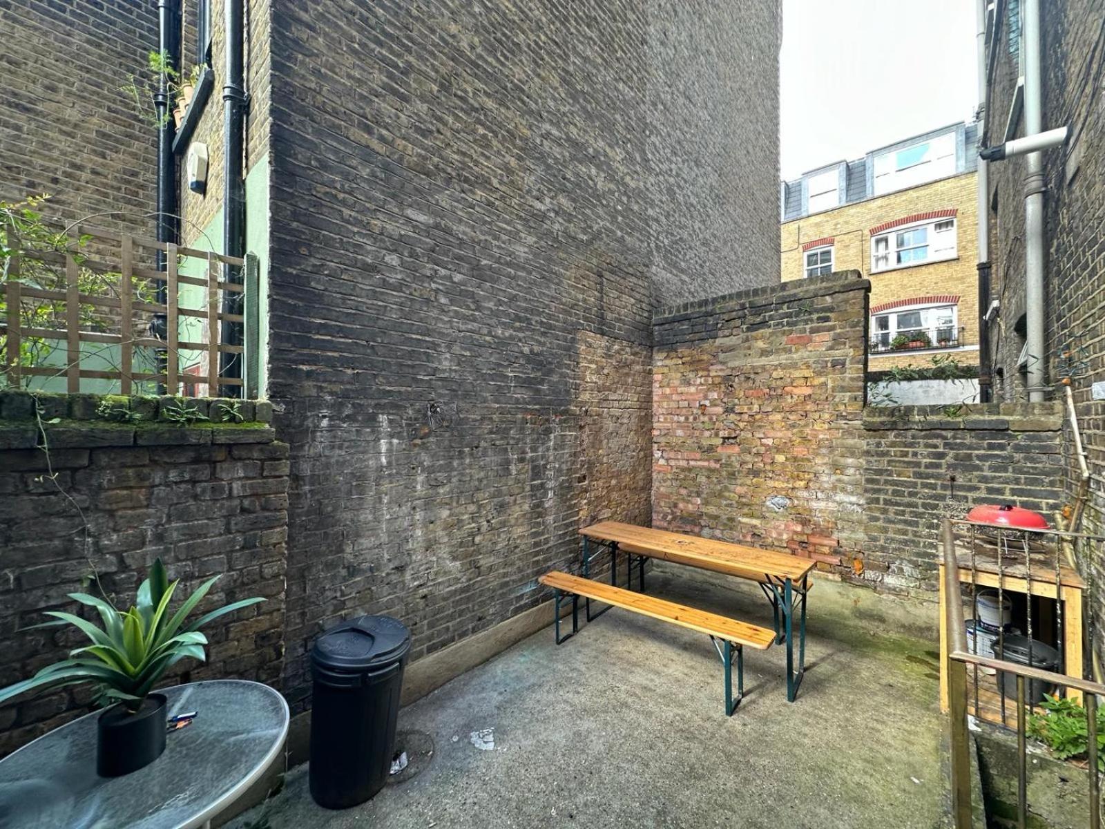 Whitechapel Station Rooms London Exterior foto